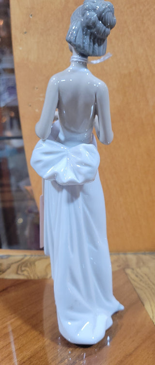 Llardro Girl w Hat Rcd|93486