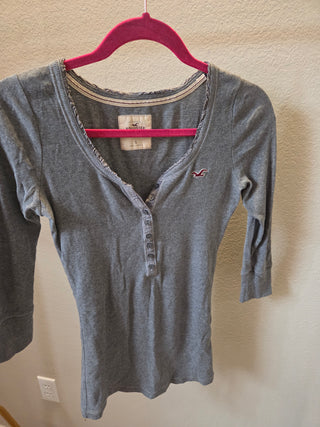 Vtg. Hollister 3/4 Sleeve Gray Shirt (S)