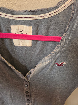 Vtg. Hollister 3/4 Sleeve Gray Shirt (S)