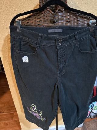 Embroidered capri Size 16. #SM