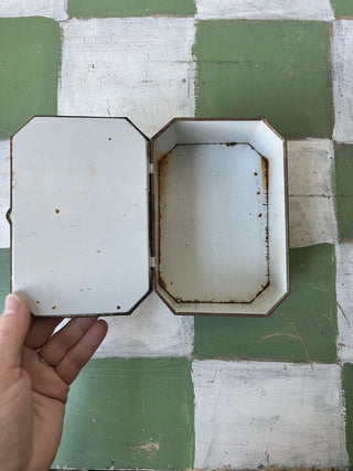 VTG Rusty Biscuit box F&M