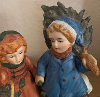 SWEET VINTAGE "SHARING THE CHRISTMAS SPIRIT" BOY & GIRL & CHRISTMAS TREE FIGURINE AVON 1981 LIKE NEW CONDITION NO CHIPS OR DAMAGE 3.5 X 5 X 7 (KJS) RCD|129580