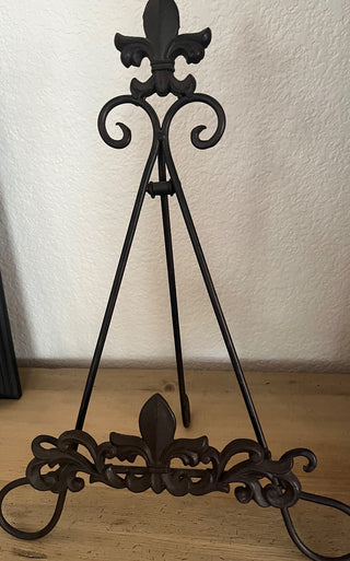 LARGE HEAVY METAL FLEUR DE LIS TABLE EASEL 16" T X 12.5 W DARK BRONZE COLOR (KJS) RCD|129671