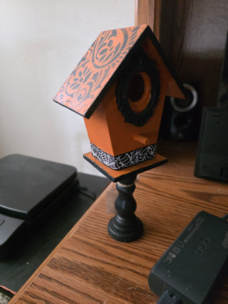 Halloween birdhouse on stanf