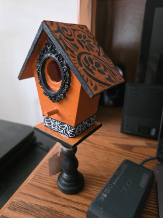 Halloween birdhouse on stanf