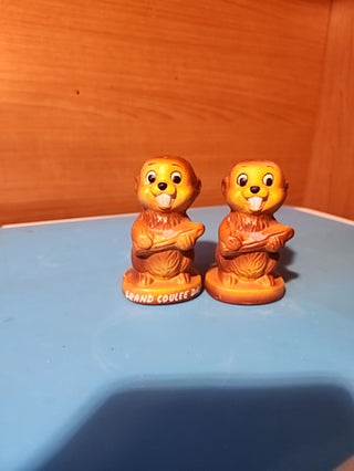 1940 grand coulee dam beaver salt and pepper shakers