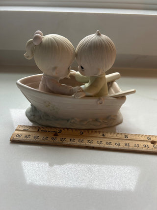 PRECIOUS MOMENTS 1985 FIGURINE  "FRIENDS NEVER DRIFT APART"-RSV