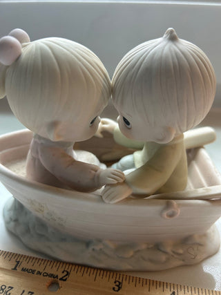 PRECIOUS MOMENTS 1985 FIGURINE  "FRIENDS NEVER DRIFT APART"-RSV