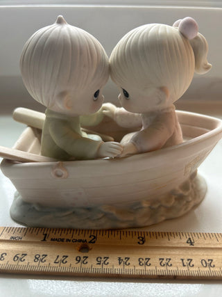 PRECIOUS MOMENTS 1985 FIGURINE  "FRIENDS NEVER DRIFT APART"-RSV