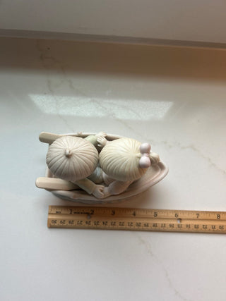 PRECIOUS MOMENTS 1985 FIGURINE  "FRIENDS NEVER DRIFT APART"-RSV