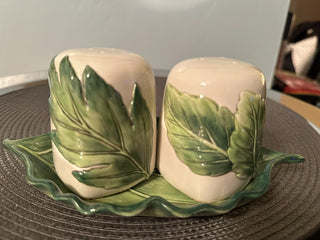 Salt & Pepper Fitz Floyd Manhattan w/tray|135102