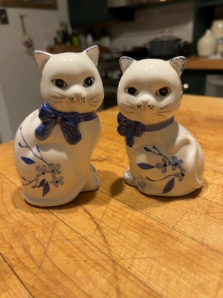 JP 4.5” Ceramic Kittens Salt & Pepper Shakers w/Floral Blue