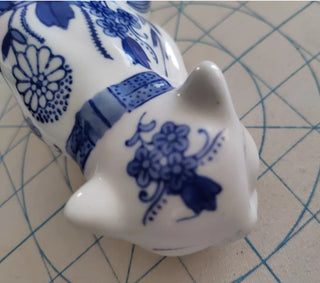 #62 VV Vintage Seymour Mann Hand Painted Blue & White Ceramic Porcelain Cat 7.5 X 3.5" Sleeping   MTS|59186