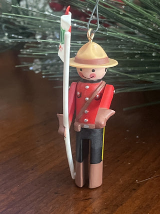 1984 Hallmark Clothespin Soldier #3 Canadian Holly Sprig Flag RSV|127999