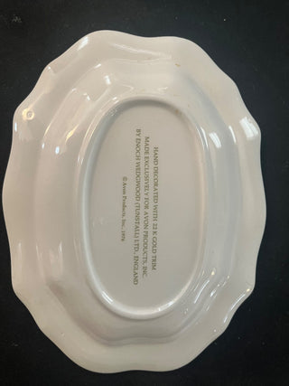 LOVELY VINTAGE CERAMIC TRAY MADE BY WEDGEWOOD FOR AVON 1976 FRUIT LEAVES & BIRD WITH 22K OLD TRIM 8.5 X 7 SOME CRAZING IN SMALL AREA DOES NOT AFFECT THE BEAUTY GOLD TRIM INTACT MADE IN ENGLAND (KJS) RCD|143411