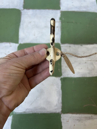 Antique Brass hook/White & Chippy|83638