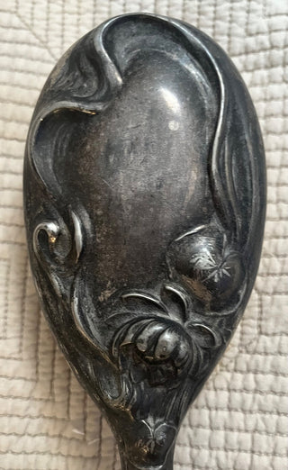 VINTAGE PATINAED ART NOUVEAU SILVERPLATE HAIRBRUSH WITH LOVELY FLORAL PATTERN AND NATURAL BRISTLES SOME WEAR ON HANDLE (KJS) RCD|111429