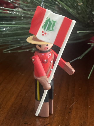 1984 Hallmark Clothespin Soldier #3 Canadian Holly Sprig Flag RSV|128000