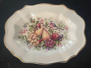 LOVELY VINTAGE CERAMIC TRAY MADE BY WEDGEWOOD FOR AVON 1976 FRUIT LEAVES & BIRD WITH 22K OLD TRIM 8.5 X 7 SOME CRAZING IN SMALL AREA DOES NOT AFFECT THE BEAUTY GOLD TRIM INTACT MADE IN ENGLAND (KJS) RCD|143410