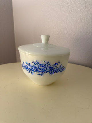 Vintage milk glass mixing bowlWith lid  RCD|124967