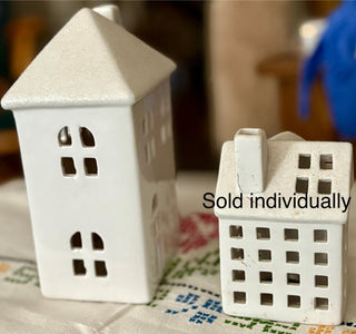 tall white house NO light Snowy roof. 2"roof  w/chimney|134523