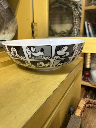12F Disney Mickey Mouse and Goofy Grid 9.5” Ceramic Serving Bowl NWT Salad - Pasta MTS|70845
