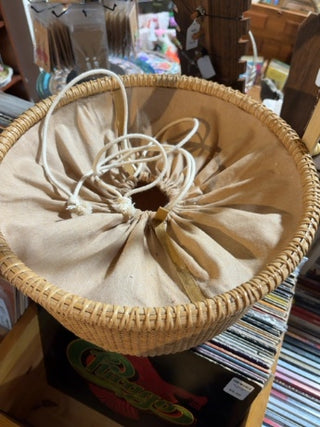 LE - VTG Nantucket Lightship Basket lined w/ handle