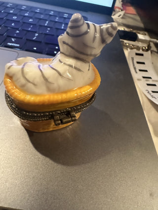 Trinket box with kitten in a yellow basket #62 VV MTS|84173