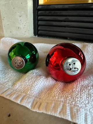 Xmas - Vtg.  Ceramic Xmas Ornament Salt & Pepper Shakers (2) RCD|79044