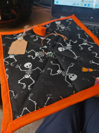 Skeleton pot holder