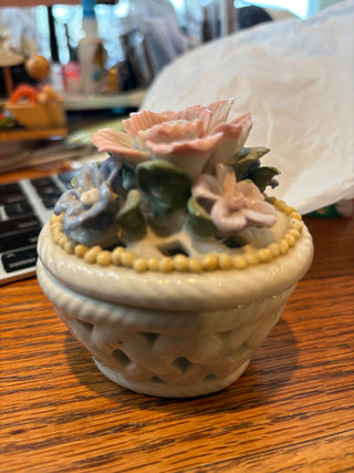 Vtg. porcelain Potpourri/trinket box w/flowers on lid 3.5"w, 3"t RCD|118373