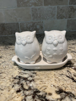 White Owl Salt & Pepper Shakers on a Dish / Holder RCD|72309