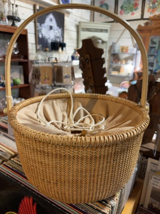 LE - VTG Nantucket Lightship Basket lined w/ handle