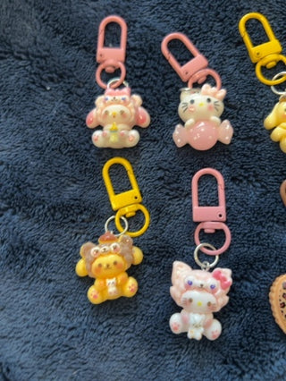 ASSRTD Sanrio Hello Kitty Keychain/Backpack Clip