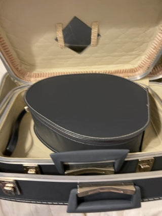 NEW W/KEYS Vintage SET OF 4 Fingerhut Lightweight Luggage Nesting Leather Luggage Set RARE