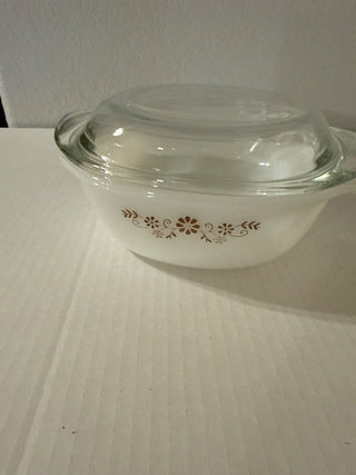 vintage Dynaware Pyr-O-Rey milk glass casserole dish with a  clear lid, featuring a brown daisy floral pattern RCD