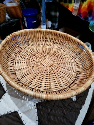 Cute woven basket 11" diameter