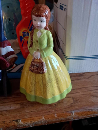 Porc. Green/yellow gown girl