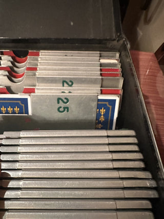 32 Vintage Aluminum Dealer Holder Board Cards Felt back , 1-25  decks and  RARE with it's black case #47 VV MTS