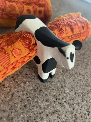 Set of 2 wooden cow napkin rings w/ napkins
