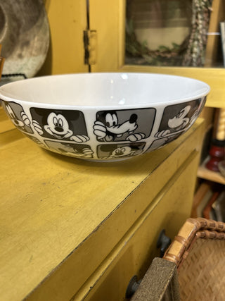 12F Disney Mickey Mouse and Goofy Grid 9.5” Ceramic Serving Bowl NWT Salad - Pasta MTS|70846