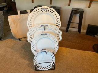 Two's Company Dots & Teardrops 10" white round MTS|106595
