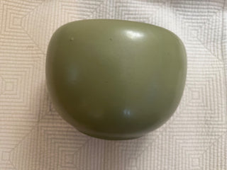 VINTAGE BEAUTIFUL SAGE GREEN FLORALINE CERAMIC PLANTER MADE IN USA EXCELLENT CONDITION NO CHIPS OR CRACKS (KJS) RCD|111411