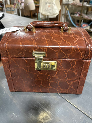 Brown Train Case. #SM.