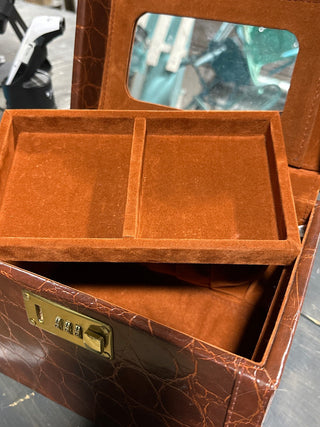 Brown Train Case. #SM.