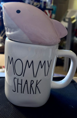 Retro RAE DUNN mug with lid "Mommy Shark" perfect condition  rsv 15T