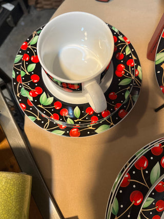 MARY ENGELBREIT "CHERRIES" SAKURA STONEWARE 1994 4 EA DINNER PLATES/SALAD PLATES, SMALL MUGS, DESERT PLATES & BOWLS NO CHIPS OR CRACKS (KJS) RCD|76253