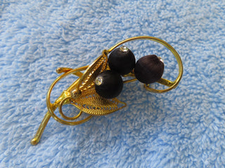 Nice gold tone brooch with black beds RCD|81482