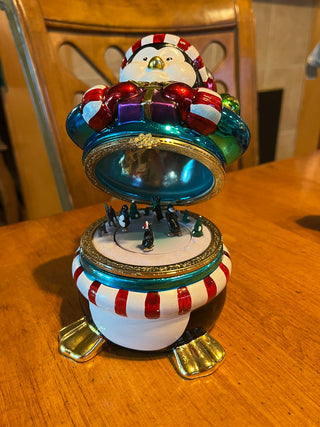 Large Porcelain Shimmery Penguin/Music Box  (AS IS)  RSV|123774