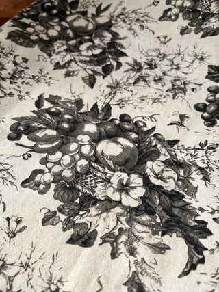 LARGE DARK GREY & CREAM FRUIT FLORAL & BASKET COTTON TABLECLOTH 54" X 116" NO RIPS OR STAINS (KJS) RCD|118919